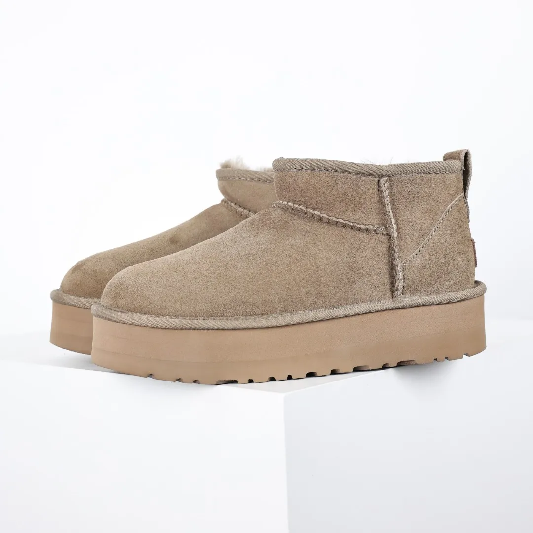 Pick up locally 💰560 The core recommendation is good price UGG Thick-soled short style Zhou Dongyu Same style series Xiaohongshu hot model Henan Longfeng leather production Sheepskin and wool integrated Top quality in the market 2-3 cm cashmere insole to keep warm in winter and suitable for home use UUG has launched a style series in the new year, partially skewed towards the preferences of young consumers, and has also been at the forefront of fashion trends. Shoe body material Water-repellent coated suede upper 17mm UGGPURE™ implanted wool insole Lightweight non-slip comfortable rubber outsole With brand LOGO Trademark Comes with full packaging Size: 35 36 37 38 39 40